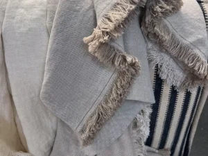Fringed Linen Throw – Natural & Contrast Edge
